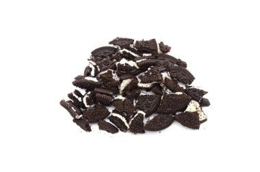 Beyaz arka planda çatlak ve kırıntıları olan Oreo bisküvileri. Tayland 'da en çok satan tatlı kremalı sandviç kurabiyesi yığınıdır.. 