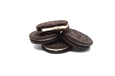 Beyaz arka planda çatlak ve kırıntıları olan Oreo bisküvileri. Tayland 'da en çok satan tatlı krema aromalı sandviç kurabiyeleri..  