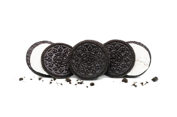 Oreo Sušenky Izolované Bílém Pozadí Sendvič Čokoládové Sušenky Sladkou Smetanou — Stock fotografie