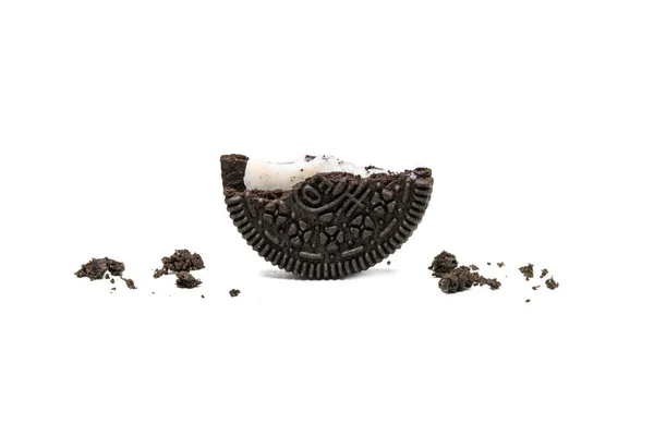 Oreo Sušenky Izolované Bílém Pozadí Sendvič Čokoládové Sušenky Sladkou Smetanou — Stock fotografie