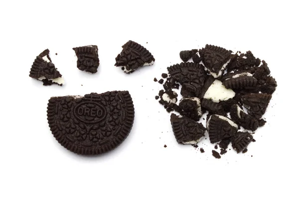 Oreo Biscuits Met Kruimels Witte Achtergrond Het Een Broodje Koekjes — Stockfoto