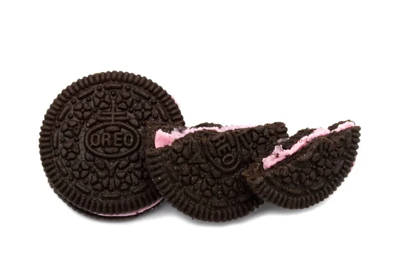 Oreo Keksz Morzsákkal Fehér Háttérrel Egy Csokoládés Szendvics Süti Eper — Stock Fotó