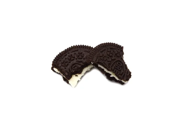 Biscoitos Oreo Rachado Isolado Fundo Branco Biscoitos Sanduíche Cheio Creme — Fotografia de Stock