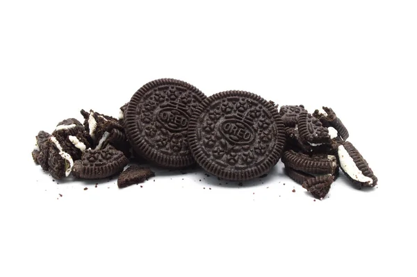 Oreo Печенье Трещинами Крошки Белом Фоне Куча Сэндвич Печенье Ароматом — стоковое фото