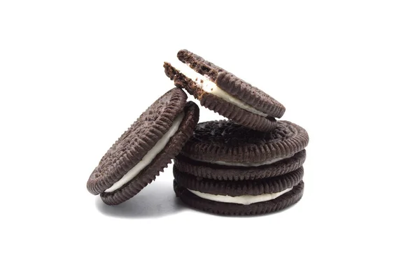 Biscoitos Oreo Com Rachaduras Isoladas Sobre Fundo Branco Biscoitos Sanduíche — Fotografia de Stock