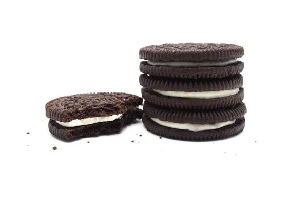 Oreo Keksz Repedt Morzsa Fehér Háttérrel Egy Szendvics Süti Tele — Stock Fotó