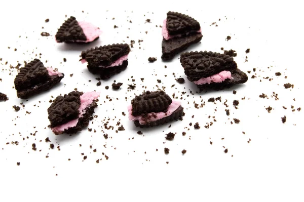 Oreo Keksz Morzsákkal Fehér Háttérrel Egy Csokoládés Szendvics Cookie Eper — Stock Fotó
