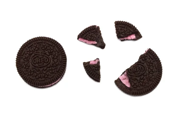 Oreo Biscuits Met Kruimels Geïsoleerd Witte Achtergrond Het Een Chocolade — Stockfoto