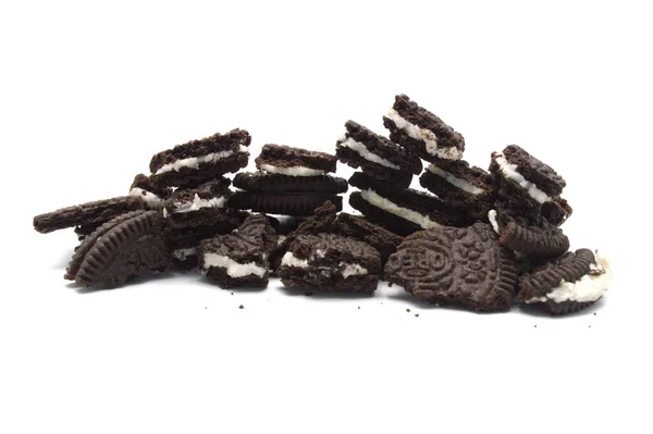 Oreo Kekse Mit Rissen Und Krümeln Auf Weißem Hintergrund Haufen — Stockfoto