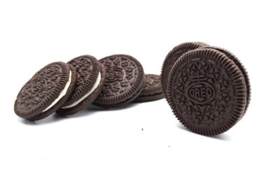 Beyaz arka planda izole edilmiş Oreo Bisküvileri. Tatlı kremalı sandviç çikolatalı kurabiyeler Tayland 'da en çok satan tatlıdır..