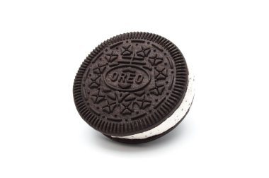 Oreo Dondurmalı Sandviç beyaz arka planda izole edilmiş..