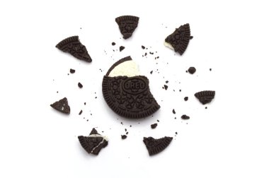 Beyaz arka planda kırıntıları olan Oreo Bisküvileri. Çikolata kremalı bir sandviç kurabiyesi. Tayland 'ın en çok satan tatlısıdır..