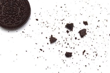 Beyaz arka planda kırıntıları olan Oreo Bisküvileri. Çikolata kremalı bir sandviç kurabiyesi. Tayland 'ın en çok satan tatlısıdır..