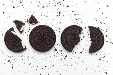 Beyaz arka planda kırıntıları olan Oreo Bisküvileri. Çikolata kremalı bir sandviç kurabiyesi. Tayland 'ın en çok satan tatlısıdır..