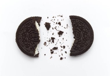 Beyaz arka planda kırıntıları olan Oreo Bisküvileri. Çikolatalı sandviç. Kremalı. Tayland 'da en çok satan tatlı.. 