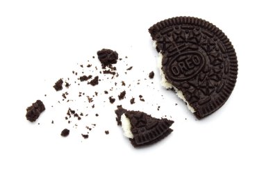 Beyaz arka planda kırıntıları olan Oreo Bisküvileri. Çikolatalı sandviç. Kremalı. Tayland 'da en çok satan tatlı.. 