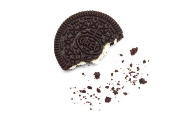 Beyaz arka planda kırıntıları olan Oreo Bisküvileri. Çikolatalı sandviç. Kremalı. Tayland 'da en çok satan tatlı.. 