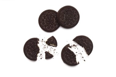 Beyaz arka planda kırıntıları olan Oreo Bisküvileri. Çikolatalı sandviç. Kremalı. Tayland 'da en çok satan tatlı.. 