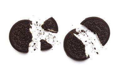 Beyaz arka planda kırıntıları olan Oreo Bisküvileri. Çikolatalı sandviç. Kremalı. Tayland 'da en çok satan tatlı.. 