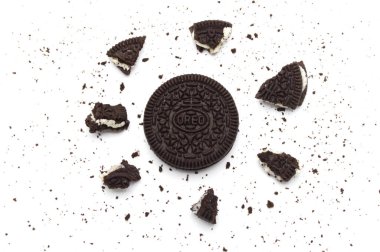 Beyaz arka planda kırıntıları olan Oreo Bisküvileri. Çikolatalı sandviç. Kremalı. Tayland 'da en çok satan tatlı.. 
