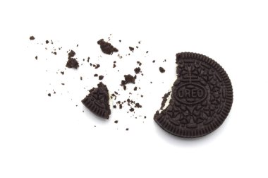 Beyaz arka planda kırıntıları olan Oreo Bisküvileri. Çikolatalı sandviç. Kremalı. Tayland 'da en çok satan tatlı.. 