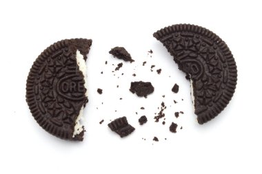Beyaz arka planda kırıntıları olan Oreo Bisküvileri. Çikolata kremalı bir sandviç kurabiyesi. Tayland 'ın en çok satan tatlısıdır..