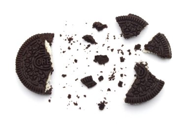 Beyaz arka planda kırıntıları olan Oreo Bisküvileri. Çikolata kremalı bir sandviç kurabiyesi. Tayland 'ın en çok satan tatlısıdır..