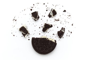Beyaz arka planda kırıntıları olan Oreo Bisküvileri. Çikolata kremalı bir sandviç kurabiyesi. Tayland 'ın en çok satan tatlısıdır..