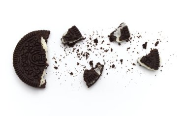 Beyaz arka planda kırıntıları olan Oreo Bisküvileri. Çikolata kremalı bir sandviç kurabiyesi. Tayland 'ın en çok satan tatlısıdır..