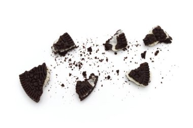 Beyaz arka planda kırıntıları olan Oreo Bisküvileri. Çikolata kremalı bir sandviç kurabiyesi. Tayland 'ın en çok satan tatlısıdır..