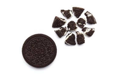 Beyaz arka planda kırıntıları olan Oreo Bisküvileri. Çikolata kremalı bir sandviç kurabiyesi. Tayland 'ın en çok satan tatlısıdır..