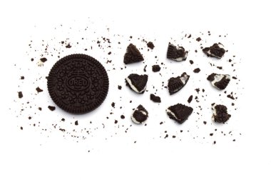 Beyaz arka planda kırıntıları olan Oreo Bisküvileri. Çikolata kremalı bir sandviç kurabiyesi. Tayland 'ın en çok satan tatlısıdır..