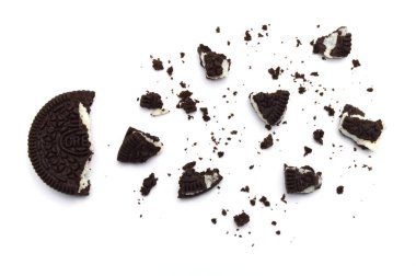Beyaz arka planda kırıntıları olan Oreo Bisküvileri. Çikolata kremalı bir sandviç kurabiyesi. Tayland 'ın en çok satan tatlısıdır..