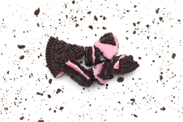 Oreo Kekse Mit Krümeln Auf Weißem Hintergrund Ist Ein Schokoladen — Stockfoto