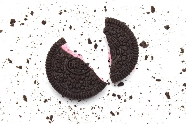 Oreo Sušenky Drobky Bílém Pozadí Jedná Čokoládové Sendvičové Sušenky Jahodovou — Stock fotografie