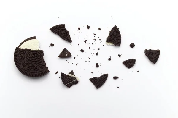 Oreo Biscuits Met Kruimels Witte Achtergrond Het Een Broodje Koekjes — Stockfoto