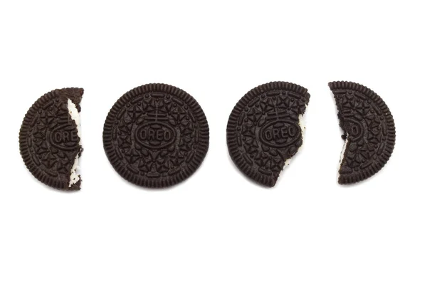 Biscoitos Oreo Com Migalhas Isoladas Sobre Fundo Branco Biscoito Sanduíche — Fotografia de Stock