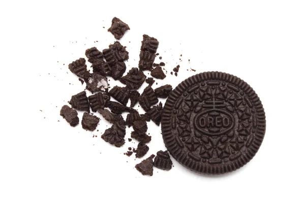 Oreo Keksz Morzsákkal Fehér Háttérrel Egy Szendvics Süti Csokoládé Krémmel — Stock Fotó