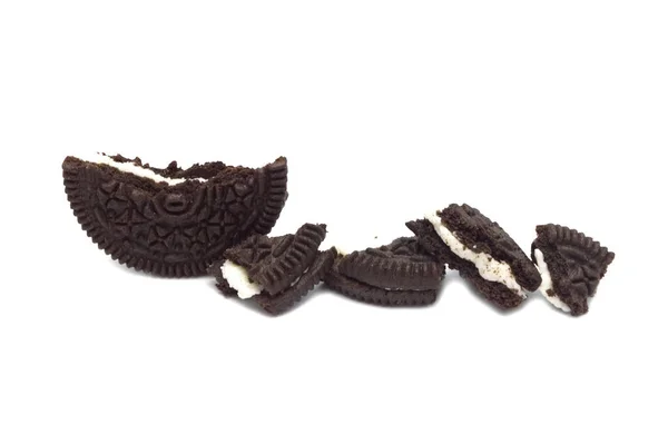 Oreo Kekse Mit Krümeln Auf Weißem Hintergrund Ist Ein Sandwich — Stockfoto