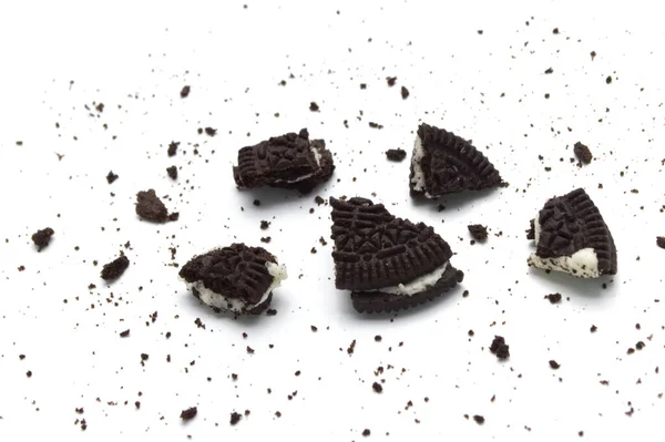 Oreo Keksz Morzsákkal Fehér Háttérrel Egy Szendvics Csokis Süti Édes — Stock Fotó