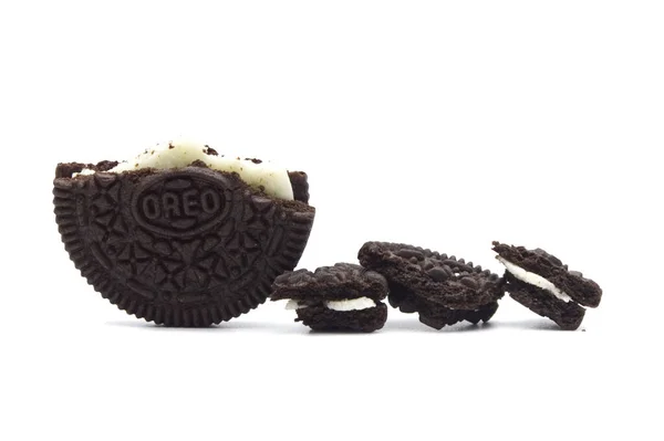 Biscoitos Oreo Com Migalhas Isoladas Sobre Fundo Branco Biscoito Sanduíche — Fotografia de Stock