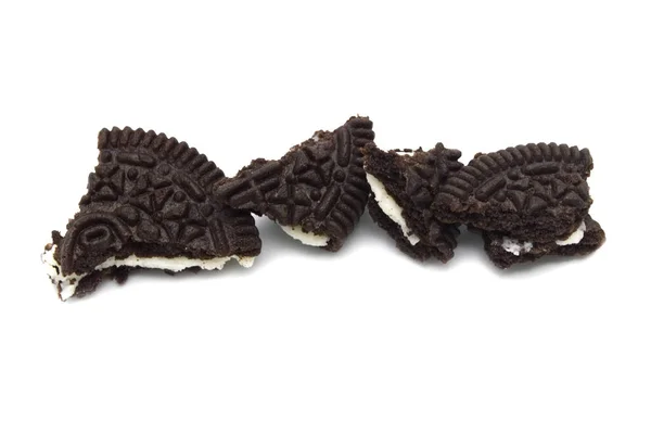 Oreo Keksz Morzsákkal Fehér Háttérrel Egy Szendvics Süti Csokoládé Krémmel — Stock Fotó