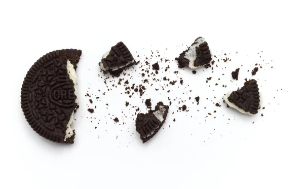 Oreo Kekse Mit Krümeln Auf Weißem Hintergrund Ist Ein Sandwich — Stockfoto