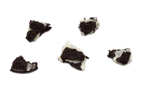 Печенье Oreo Крошками Белом Фоне Сэндвич Печенье Вкусом Шоколадного Крема — стоковое фото