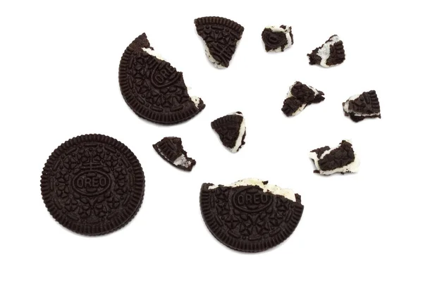 Oreo Biscuits Met Kruimels Geïsoleerd Witte Achtergrond Het Een Broodje — Stockfoto