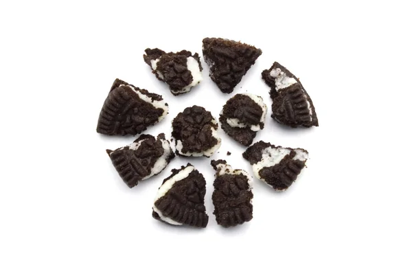 Oreo Keksz Morzsákkal Fehér Háttérrel Egy Szendvics Süti Csokoládé Krémmel — Stock Fotó