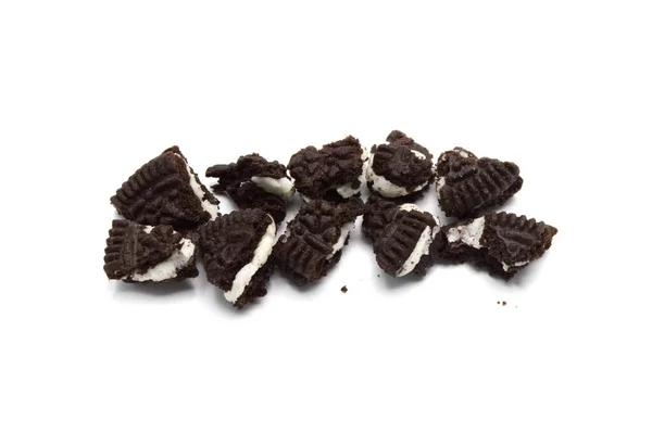 Biscoitos Oreo Com Migalhas Sobre Fundo Branco Biscoito Sanduíche Cheio — Fotografia de Stock