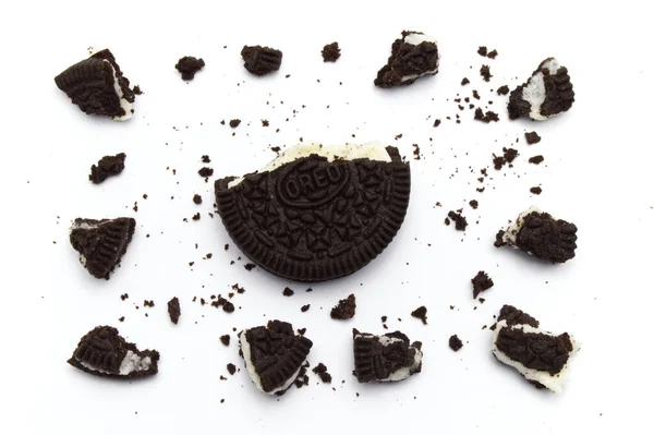 Μπισκότα Oreo Ψίχουλα Λευκό Φόντο Είναι Ένα Μπισκότο Γεύση Κρέμας — Φωτογραφία Αρχείου