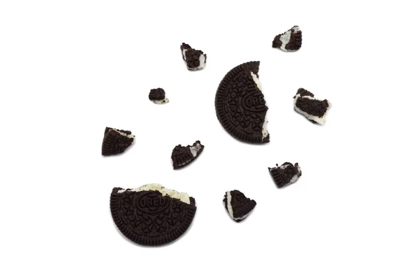 Oreo Biscuits Met Kruimels Geïsoleerd Witte Achtergrond Het Een Broodje — Stockfoto