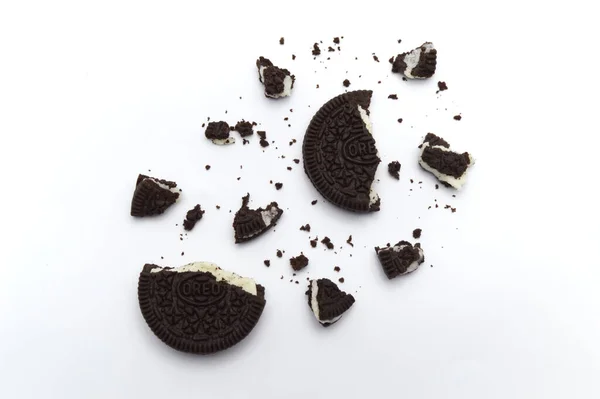 Oreo Biscuits Met Kruimels Witte Achtergrond Het Een Broodje Koekjes — Stockfoto